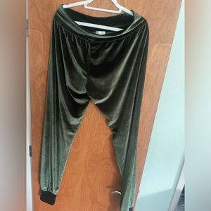 Laina Rauma Leisure Lounging Bottoms in Olive Green size large.